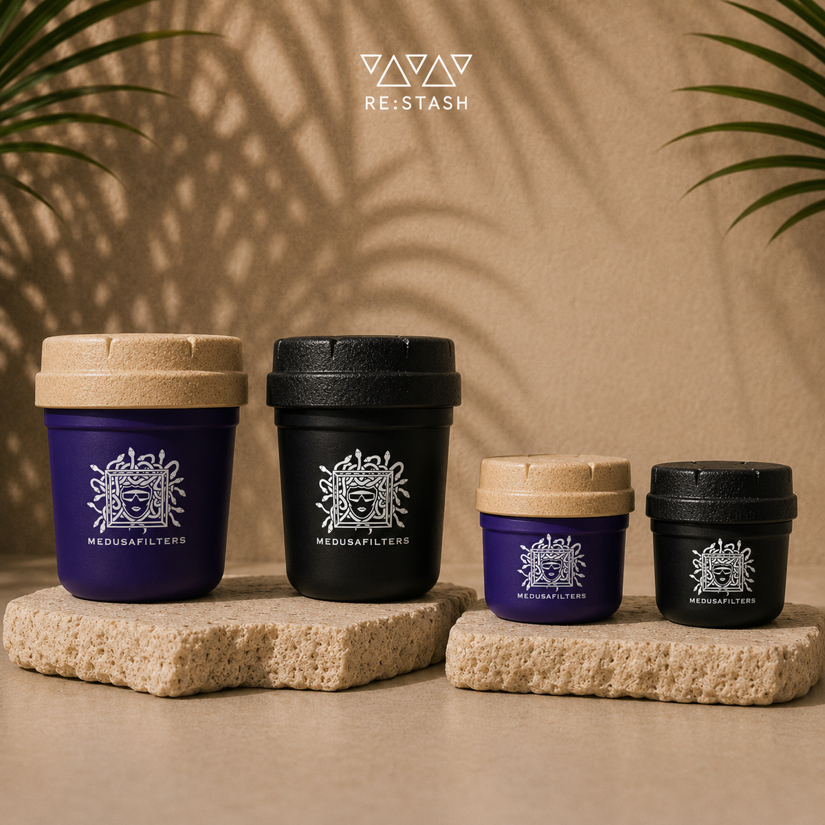RE:STASH x Medusafilters Jars in 8 OZ und 4 OZ, Violet und Black nebeneinander