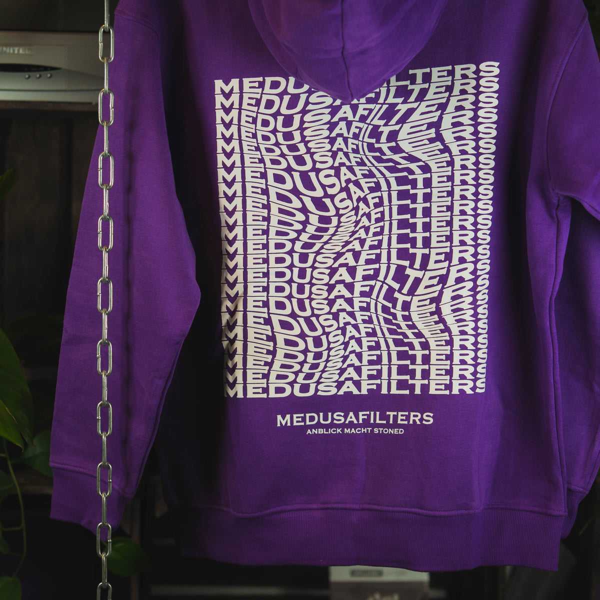 Medusafilters Hoodie Violet, Rückseite am Bügel