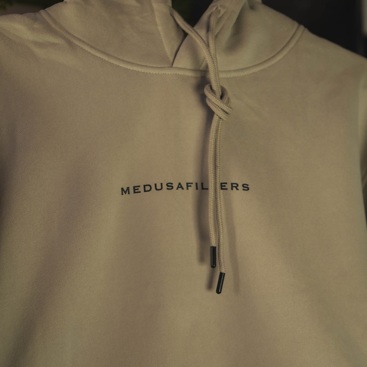 Medusafilters Hoodie Beige, Brust mit Schriftzug und Kordel
