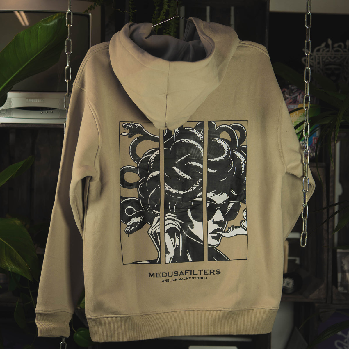 Medusafilters Hoodie Beige, Rückseite am Bügel