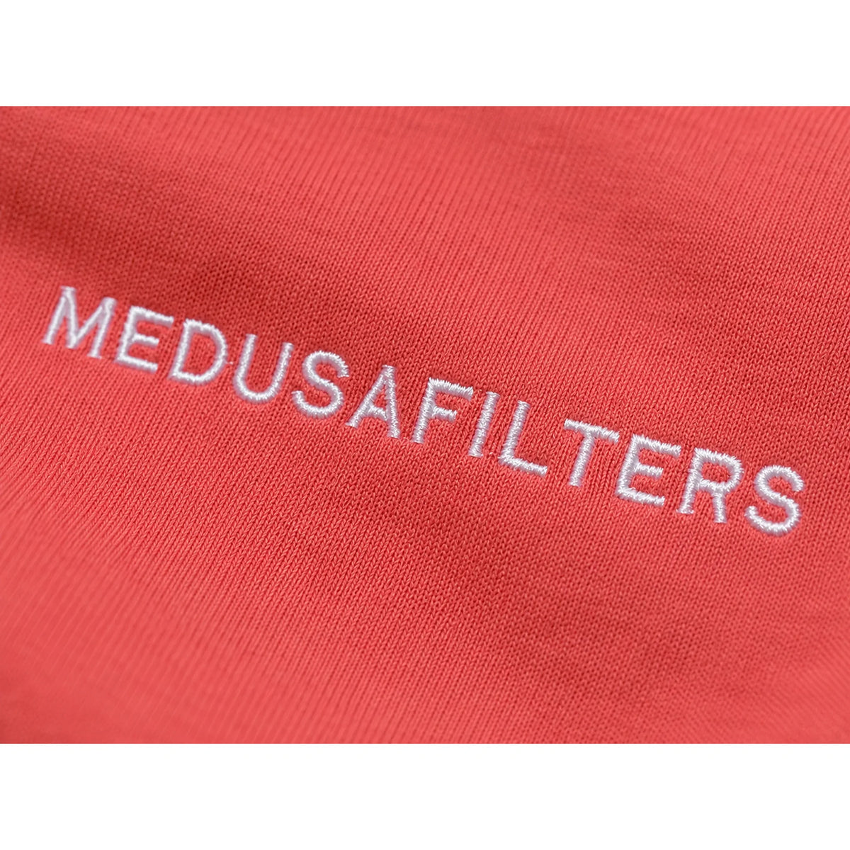 Gestickter Medusafilters Schriftzug auf dem T-Shirt Orange, Nahaufnahme