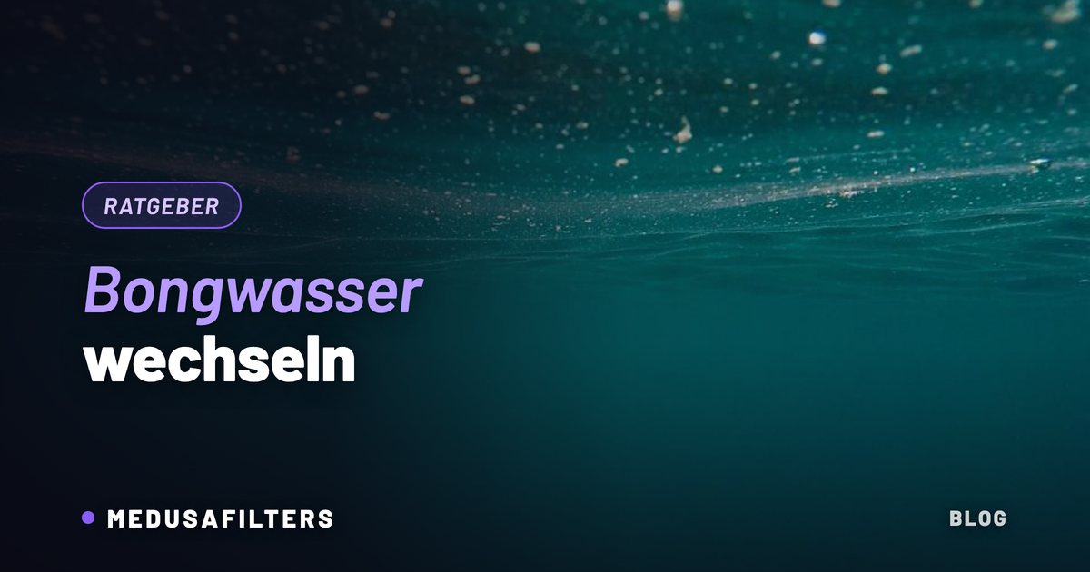 Trübes Bongwasser mit Schwebstoffen an der Wasseroberfläche – Bongwasser wechseln