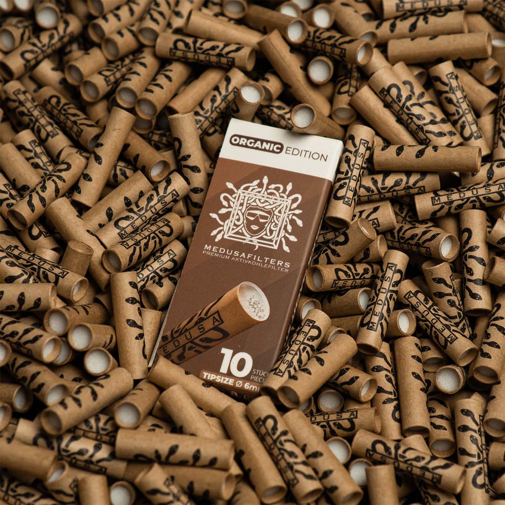10er-Schachtel ORGANIC auf einem Haufen Medusafilters Aktivkohlefilter