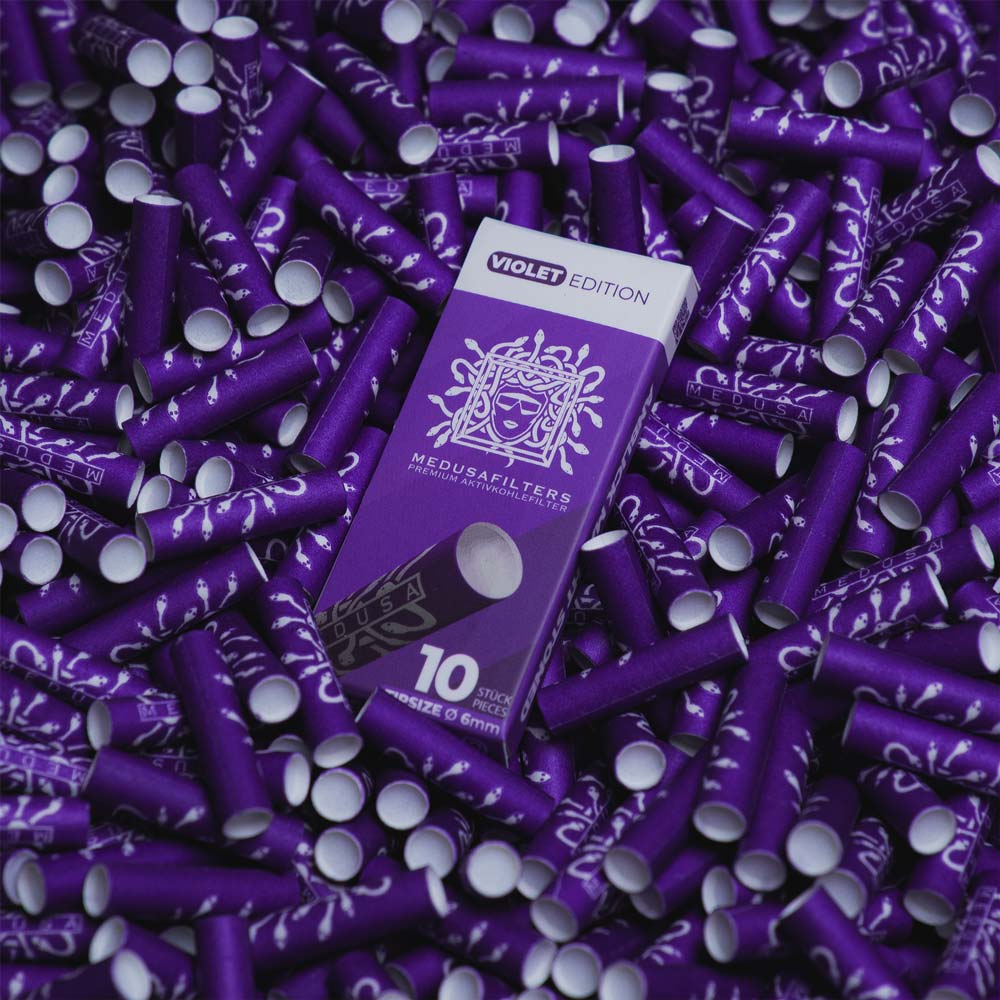 10er-Schachtel VIOLET auf einem Haufen Medusafilters Aktivkohlefilter