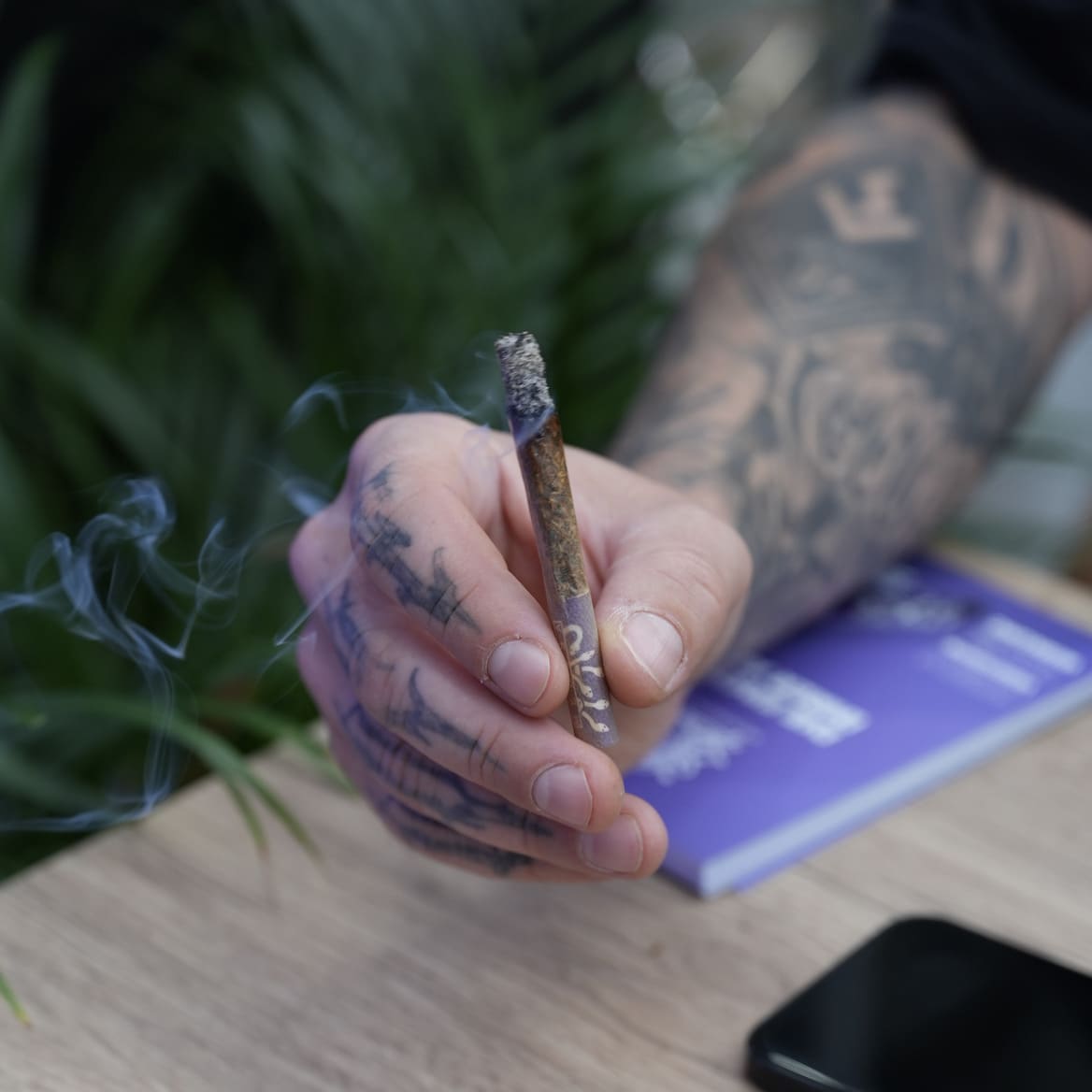 Hand mit einer Selbstgedrehten mit Medusafilters Aktivkohlefilter