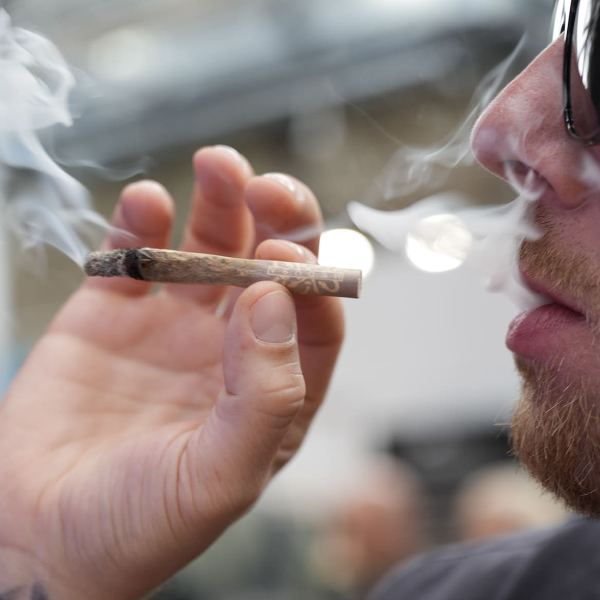 Selbstgedrehte mit Medusafilters Aktivkohlefilter in der Hand