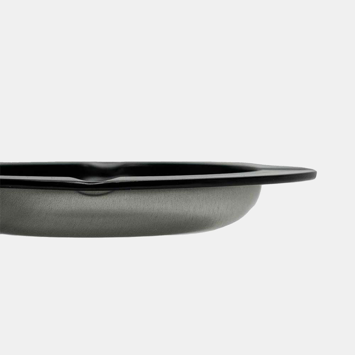 Seitenansicht des Medusafilters Aschenbechers BLACK: flache, offene Schale