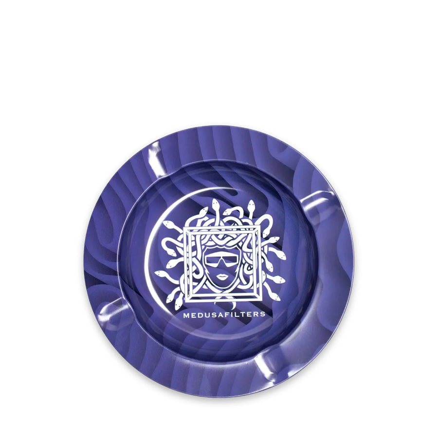 Medusafilters Aschenbecher VIOLET: runde Metallschale mit Medusa-Logo und Ablagen am Rand, Ø 138 mm