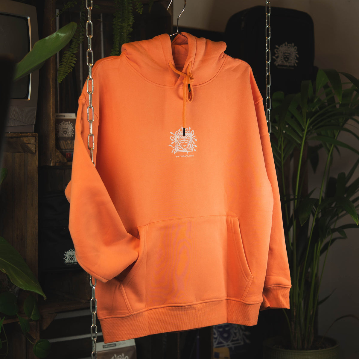 Medusafilters Hoodie Sunset am Bügel, Vorderseite mit Kapuze und Bauchtasche