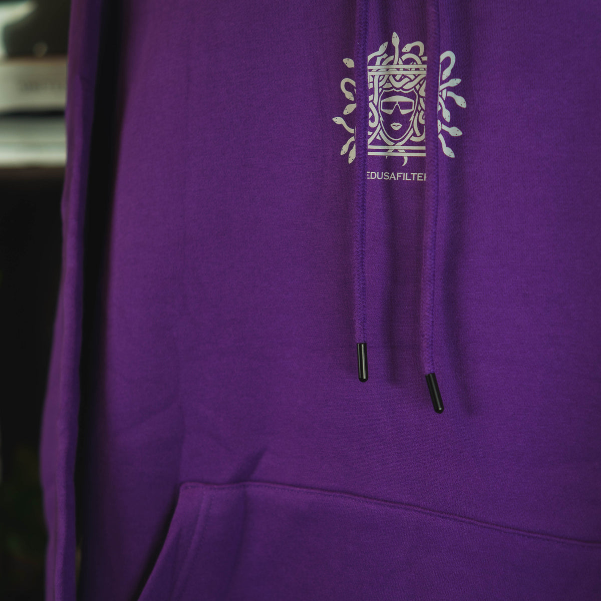 Medusafilters Hoodie Violet, Brust mit Medusa-Emblem und Kordel