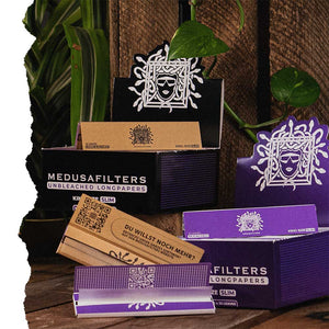 Medusafilters Longpapers King Size Slim, Displays mit ungebleichtem und gebleichtem Papier, davor zwei geöffnete Hefte