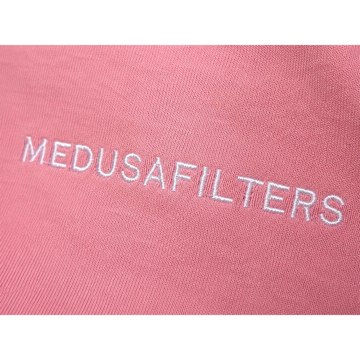 Gestickter Medusafilters Schriftzug auf dem T-Shirt Rosé, Nahaufnahme