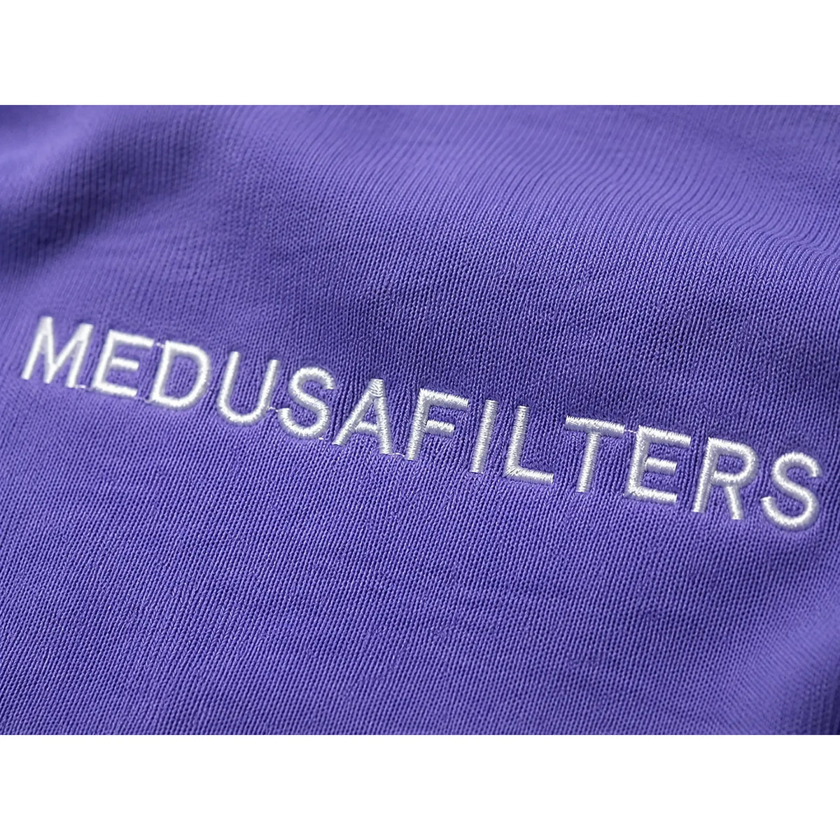 Gestickter Medusafilters Schriftzug auf dem T-Shirt Violet, Nahaufnahme