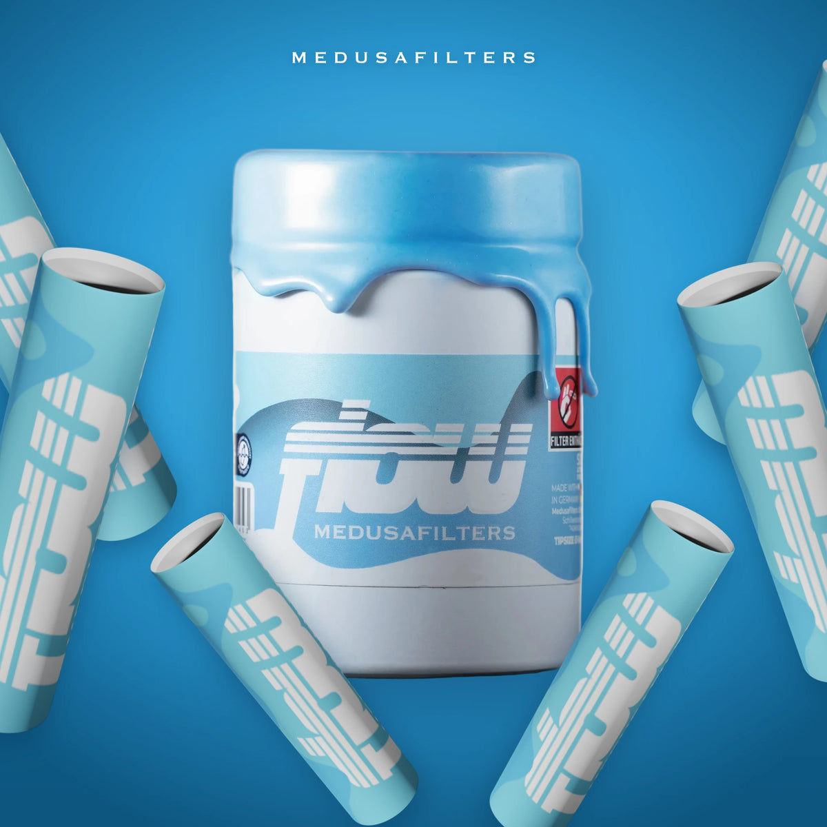 FLOW Glas mit 100 Filtern, daneben verstreute FLOW Aktivkohlefilter