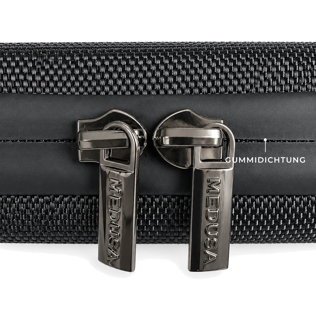 Travel Hardcase Detail: Metall-Zipper mit Medusa-Prägung und umlaufender Gummidichtung