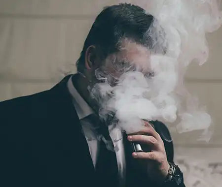 Mann im Anzug am vapen